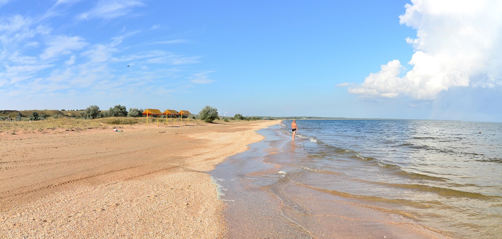 Песчаный пляж в Новоотрадном